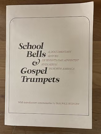 Couverture de School Bells & Gospel Trumpets: A Documentary History of Seventh-day Adventist Education in North America